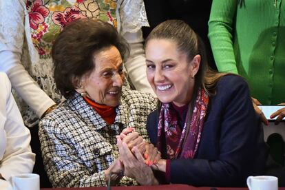 Claudia Sheinbaum junto a Ifigenia Martnez, en enero. Sheinbaum coloc el nombre de Martnez en la boleta de este domingo.