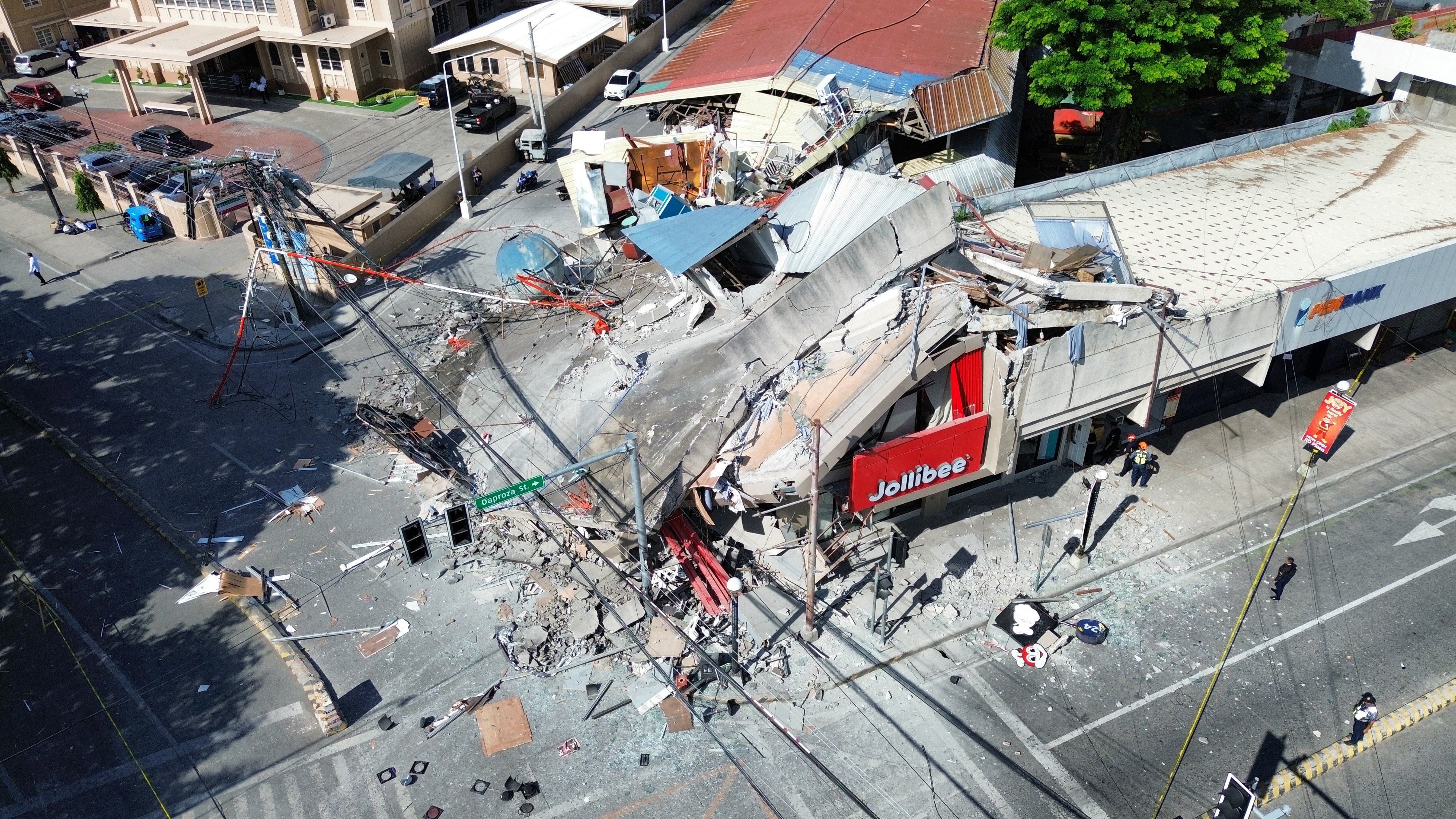 Un terremoto en Filipinas mata al menos a 32 personas y obli