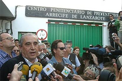 Dimas Martín dirige unas palabras a los simpatizantes del PIL que le acompañaron en su ingreso en prisión.