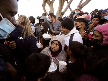 Solicitantes de asilo reciben comida en Tijuana, en febrero de este año.
