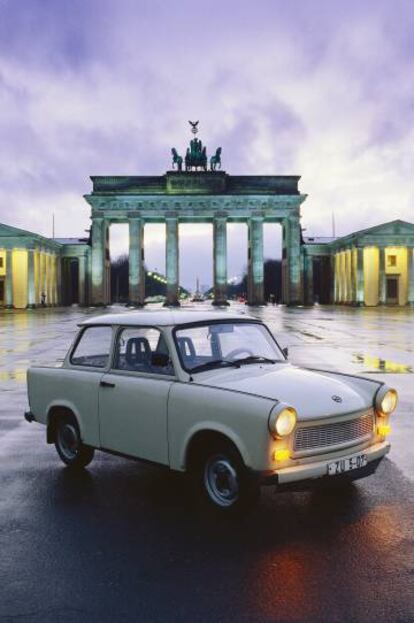 Un coche Trabant P601 frente a la puerta de Brandenburgo de Berlín