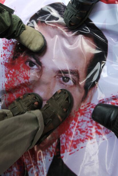 Varios palestinos pisotean un retrato del ex presidente de Túnez Ben Ali.