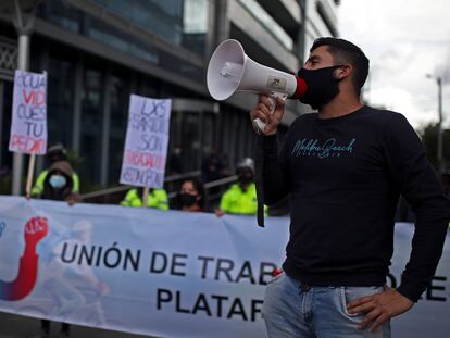 Repartidores de comida durante una protesta en Colombia