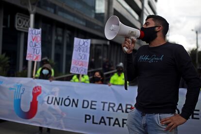 Repartidores de comida durante una protesta en Colombia