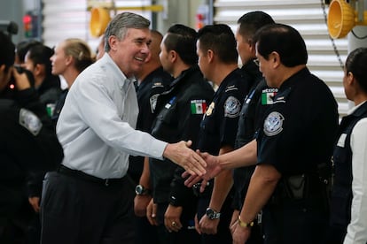 Gil Kerlikowske, a la izquierda, saluda a funcionarios de aduanas mexicanos en 2016 en Tijuana, México.