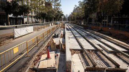 Tramo final de las obras del nuevo tranvia de Diagonal a la altura de la Calle Girona.