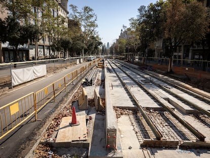 Tramo final de las obras del trazado del tranvía de Barcelona entre Glòries y la calle de Girona, pasado Verdaguer.