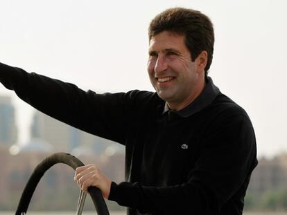 El capitán de la próxima Ryder Cup, José María Olazabal, al timonel de una embarcación de la Volvo Ocean Race, en el acto de presentación de un torneo en Abu Dhabi.