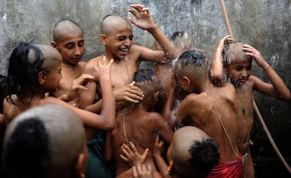 Jovens sacerdotes indianos tomam um banho sagrado como parte de um ritual durante o festival de Purnima Janai em Katmandú (Nepal), em 18 de agosto.