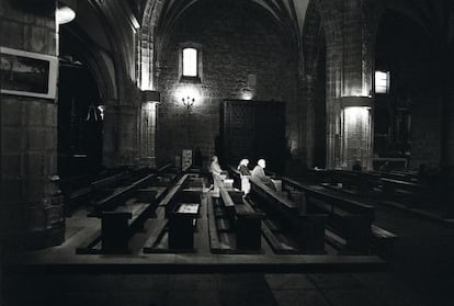 Fieles en una iglesia madrileña.