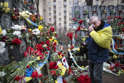 Un hombre llora ante un monumento dedicado a las personas que murieron en enfrentamientos con las fuerzas de seguridad en la Plaza de la Independencia de Kiev (Ucrania).