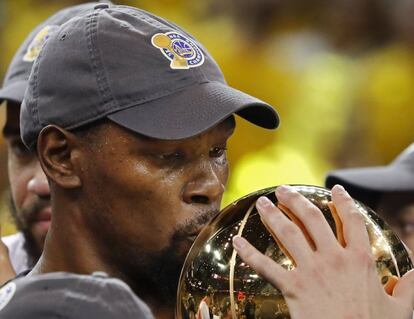 Kevin Durant besa el trofeo de la NBA en la celebración del título.