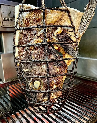 Aspecto sobre las brasas de uno de los pescados madurados en el restaurante Bistronómika.