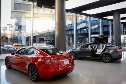 Tesla Motors' cars are displayed at the company's new showroom in Manhattan's Meatpacking District in New York City, U.S., December 14, 2017. REUTERS/Brendan McDermid