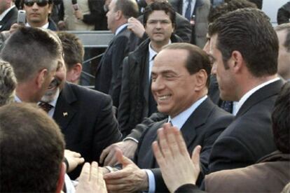 Berlusconi, a su llegada a Napolés, donde ofrecerá el último mítin de campaña.
