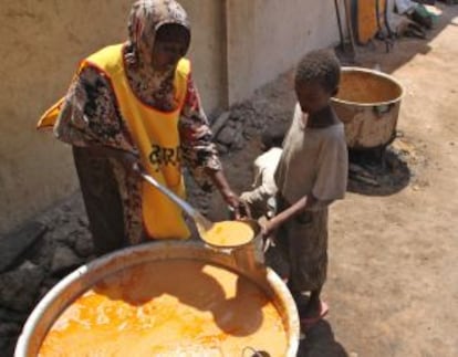 El niño Hassan recibe comida en Mogadiscio.