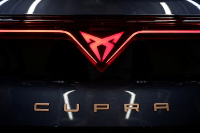 Logo de la marca Cupra. La marca comenzó la producción de los nuevos Formentor y León en la planta de Martorell, Barcelona, en junio.