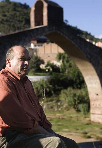 Ahmed Tommouhi, ayer, con el <i>Puente del Diablo</i> al fondo, en Martorell (Barcelona).