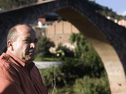 Ahmed Tommouhi, ayer, con el <i>Puente del Diablo</i> al fondo, en Martorell (Barcelona).