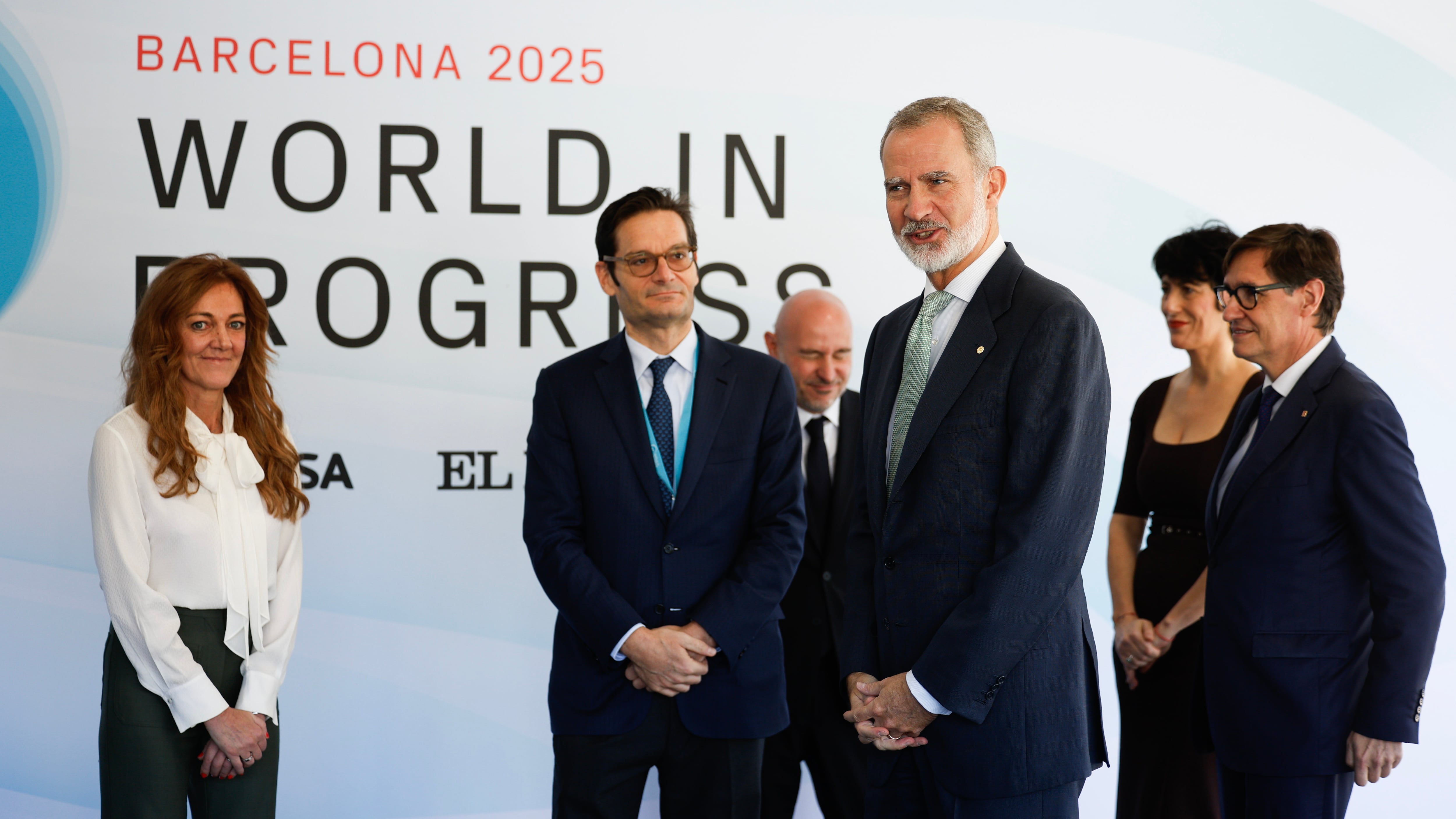 El Rey, a su llegada al foro WIP, este martes en Barcelona. De izquierda a derecha, la consejera delegada de Prisa Media, Pilar Gil; el presidente del Grupo Prisa, Joseph Oughourlian; el delegado del Gobierno en Cataluña, Carlos Prieto Gómez; la ministra Emma Saiz y el presidente de la Generalitat, Salvador Illa.