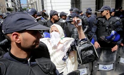 Una mujer participa en la manifestación contra el ex primer ministro de Argelia, Ahmed Ouyahia,  en la corte de Sidi M'hamed en Argel (Argelia).