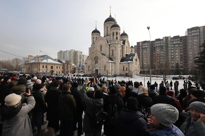 Centenares de personas en los alrededores de la iglesia ortodoxa donde se ha celebrado el funeral por Aléxei Navalni. 