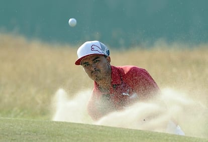 Ricky Fowler sale de un búnker en el hoyo 18.