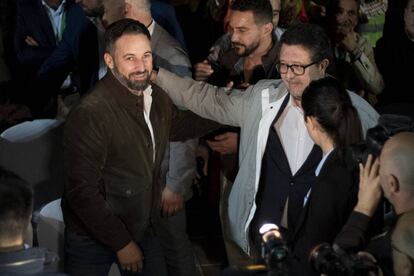 El presidente de VOX, Santiago Abascal y el líder andaluz del partido, Francisco Serrano, en un mitin en Dos Hermanas, Sevilla.