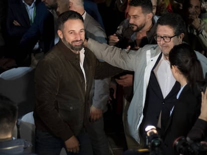 El presidente de VOX, Santiago Abascal y el líder andaluz del partido, Francisco Serrano, en un mitin en Dos Hermanas, Sevilla.