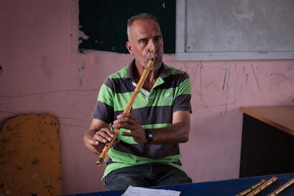 "A veces recurro a ejercicios de respiración o toco en silencio cuando los bombardeos son intensos. Cuando toco, siento que vuelvo a respirar, como si el ney liberara el dolor que hay dentro de mí",  sostiene Osama Jahjouh, músico palestino. En la fotografía Jahjouh toca la flauta ney en el Gaza College, el 9 de agosto de 2025.