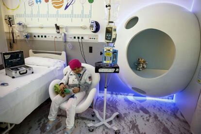 Una habitación de aislamiento que recrea una estación lunar y permite a los niños ingresados tener una experiencia interactiva y educativa ha sido inaugurada en la planta de oncología pediátrica del edificio materno-infantil del Hospital Gregorio Marañón de Madrid, gracias a un proyecto interactivo de la Fundación Juegaterapia. 