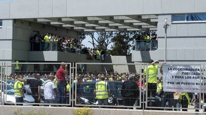 Estibadores en el Puerto de Valencia antes de la asamblea informativa de este viernes.