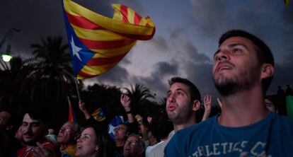 Partidarios de la independencia de Catalu&ntilde;a escuchan un discurso de Carles Puigdemont, el 10 de octubre en Barcelona.