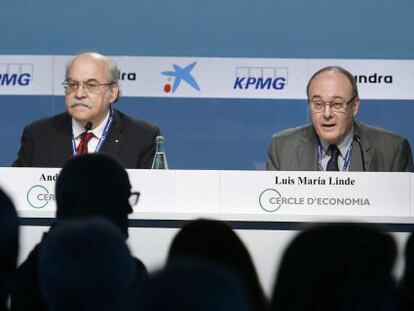 El gobernador del Banco de Espa&ntilde;a, Luis Mar&iacute;a Linde de Castro (derecha), junto al vicepresidente del Banco Central Europeo, V&iacute;tor Const&acirc;ncio (izquierda), y el conseller de Econom&iacute;a y Crecimiento de la Generalitat de Catalu&ntilde;a, Andreu Mas-Colell (en el centro), durante su intervenci&oacute;n este s&aacute;bado en la jornada de clausura de la XXXI Reuni&oacute;n del C&iacute;rculo de Econom&iacute;a, que se celebra en Sitges (Barcelona).