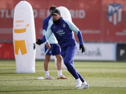 Simeone dirige el entrenamiento del Atlético este lunes de preparación para el partido de dieciseisavos de la Copa del Rey contra el Oviedo.