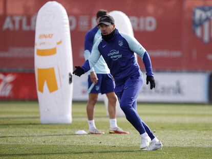 Simeone dirige el entrenamiento del Atlético este lunes de preparación para el partido de dieciseisavos de la Copa del Rey contra el Oviedo.