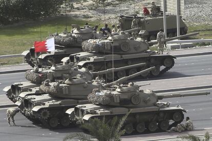 Tanques bloquean una avenida en el centro de Manama este jueves