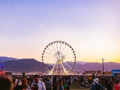 Visitantes del festival de música en el valle de Coachella en abril de 2023.