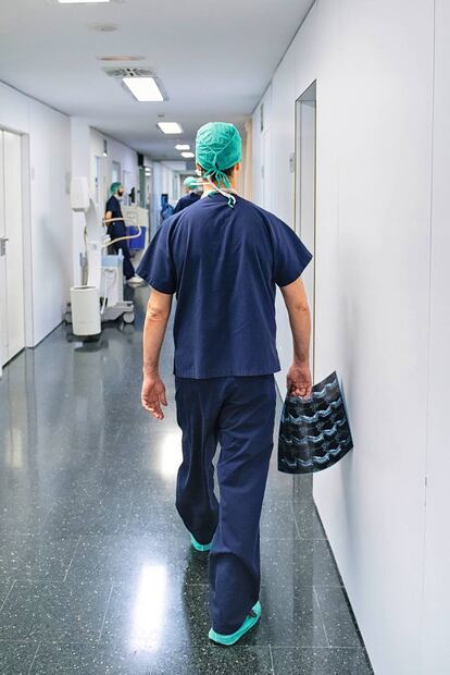 El doctor Clavel, camino del quirófano en el centro médico Quirón de Barcelona.