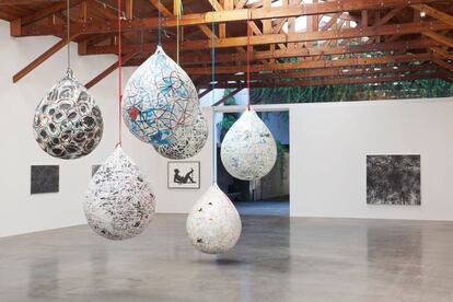 Muestra 'Never free to rest' en la galería Kurimanzutto, Ciudad de México