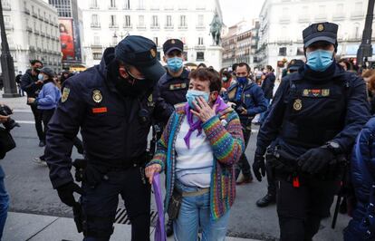 La manifestación no autorizada, que había sido convocada por el Sindicato de Estudiantes y Libres y Combativas en la Puerta del Sol de Madrid, ha terminado con una mujer herida y con la intervención de la Policía Nacional para separar a un grupo de personas ajenas a la concentración. En la imagen, agentes de la policía socorren a una mujer herida durante la manifestación.