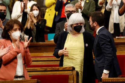 Dolors Sabater, portavoz de la CUP, felicita al president de la Generalitat, Pere Aragonès, en su toma de posesión en el Parlament.