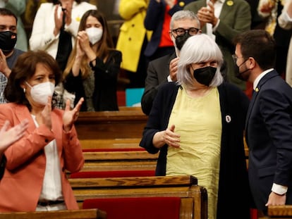 El nou president de la Generalitat, Pere Aragonès, rep la felicitació de la portaveu de la CUP, Dolors Sabater.