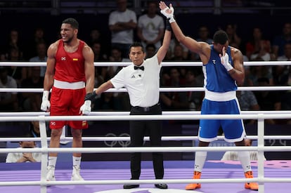 El boxeador azerbaiyano Loren B. Alfonso, de azul, se impone al español Enmanuel Reyes, de rojo.