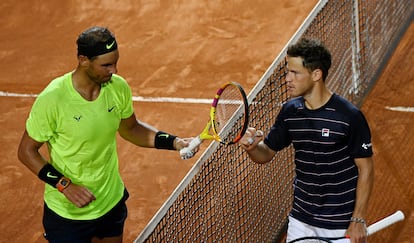 Nadal y Schwartzman se saludan tras la victoria del segundo en Roma.