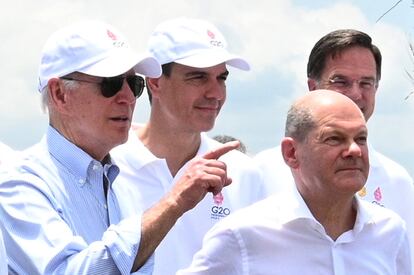 Desde la izquierda, el presidente de los Estados Unidos, Joe Biden; el presidente del Gobierno de España, Pedro Sánchez; el canciller alemán, Olaf Scholz, y el primer ministro holandés, Mark Rutte conversan durante una visita a una zona de siembra de manglares en el Parque Forestal de Manglares Tahura Ngurah Rai, este miércoles en Bali.