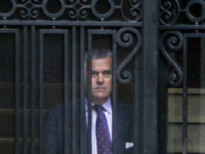 Luis B&aacute;rcenas, extesorero del PP, sale de su domicilio de Madrid en julio de 2009.