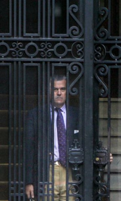Luis Bárcenas, extesorero del PP, sale de su domicilio de Madrid en julio de 2009.