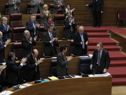 Los diputados populares aplauden a Alberto Fabra el miércoles en las Cortes valencianas.