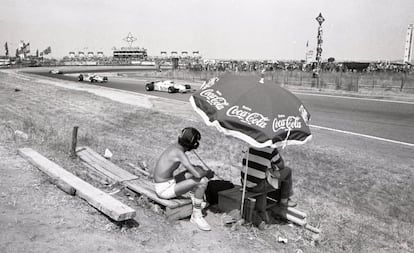 Two members of the organization team watch the race track-side. The drivers had to complete 80 laps of the circuit, which is 3.312 meters long, and required 1,800 gear changes. Jarama circuit was created by John Hugenholtz, who had also designed Suzuka in Japan and Zandvoort in the Netherlands. The track is located near Madrid, in the municipality of San Sebastián de los Reyes. Inaugurated in 1967, a few Spanish Grand Prix had been held there until, in 1969, the country’s race started to be run in Barcelona too, at Montjüic. In 1975, however, a serious accident at the latter circuit saw four killed and 11 serious injuries, prompting a switch to the Circuito del Jarama from 1976 to 1981. In 1980 the war between FISA (Fédération Internationale du Sport Automobile) and FOCA (Formula One Constructors' Association) had meant the Spanish Grand Prix was not a point-scoring race for the World Championship.